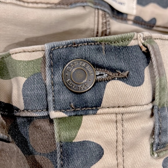 GAP jeans mid rise camo - Picture 13 of 13